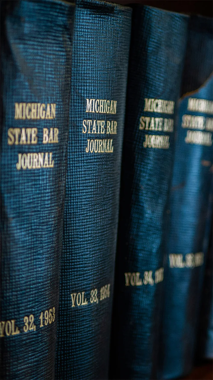 Bücherregal mit Gesetzesbüchern